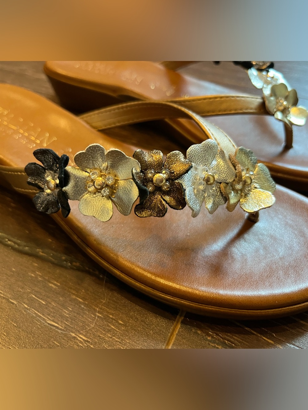 Italian Shoemakers women’s Thong Sandals with Floral Accents